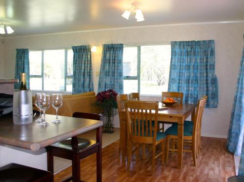 Waihi Getaway Waihi Beach Holiday Home — 4-Star Luxury Hotel in Waihi Beach, New Zealand