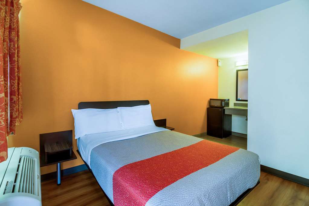 Motel 6 on Maple - photo 16