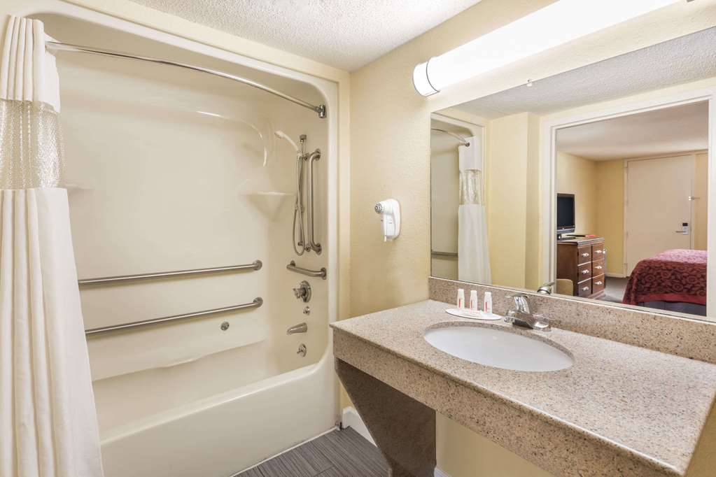 Days Inn by Wyndham College Park Airport Best Road - photo 3