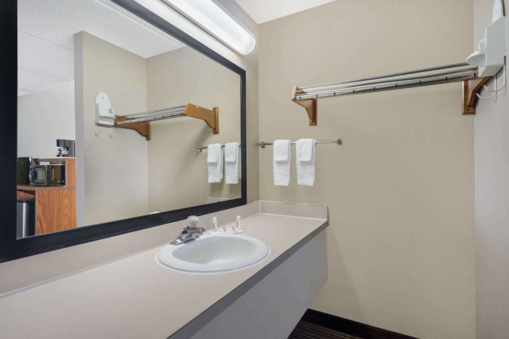 Super 8 by Wyndham Knoxville North Powell - photo 7