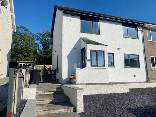 A modern dog friendly 3 bedrm canal side property — 4-Star Luxury Hotel in Bolton Le Sands, United Kingdom