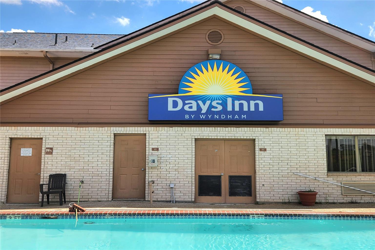 Days Inn by Wyndham Navasota - photo 4