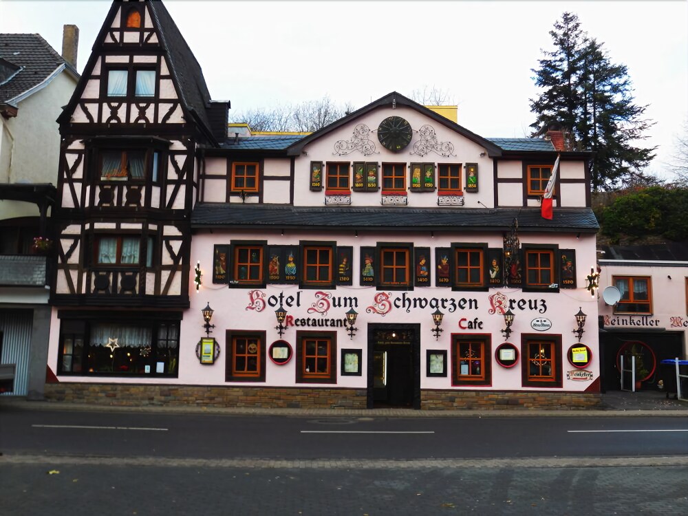Hotel & Restaurant Zum Schwarzen Kreuz — hotel in Altenahr