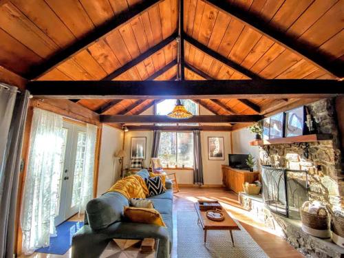 Cattail Creek Retreat Cozy Cabin with Fireplace — 4-Star Luxury Hotel in Burnsville, United States