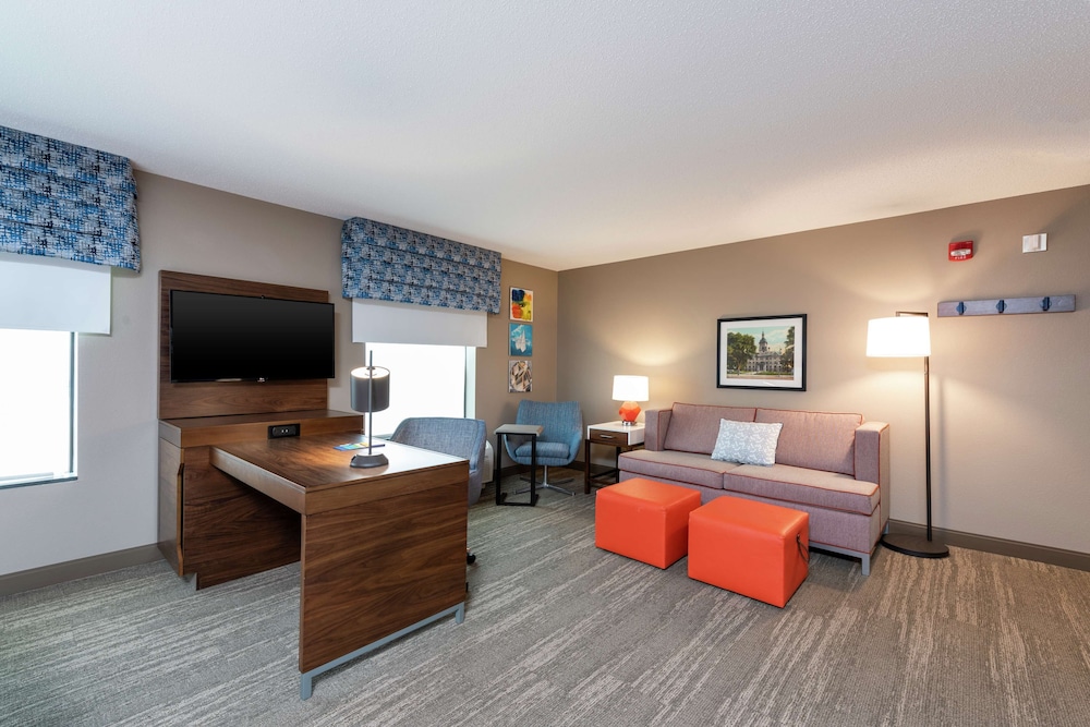 Hampton Inn & Suites Marshalltown - photo 21
