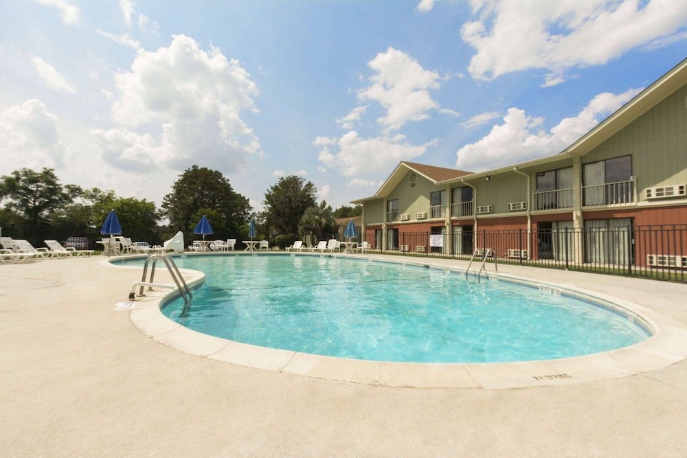 Howard Johnson by Wyndham Beaufort Parris Island - photo 13