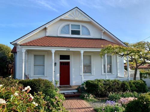 A Victorian Lightkeepers House Spring Special — 4-Star Luxury Hotel in Cambria, United States