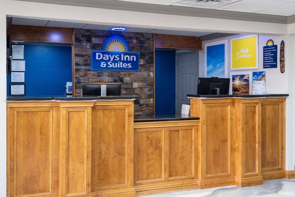 Days Inn & Suites by Wyndham Commerce - photo 3