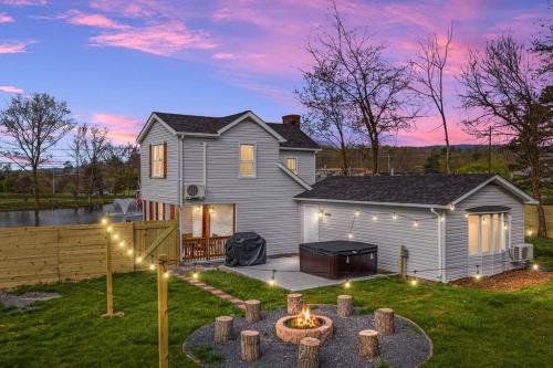 Pondview 4BR Cabin Walk to Caverns Hot Tub Wi Fi — 4-Star Luxury Hotel in Luray, United States