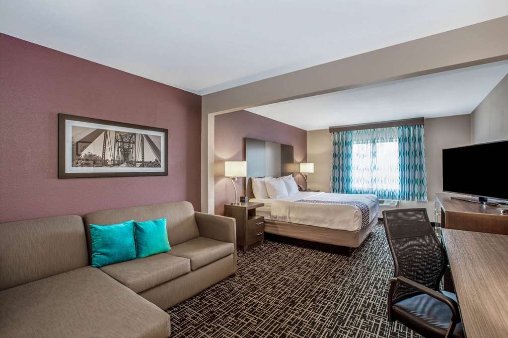 La Quinta Inn & Suites by Wyndham Fayetteville - photo 30