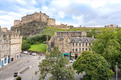 3 Bedrooms Flat in Central Edinburgh Old Town Sleeps 6 — 4-Star Luxury Hotel in Edinburgh, United Kingdom
