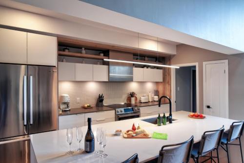 NEW Verbier Chelsea 204 Shuttle to Ski Resort in Mont-Tremblant, Canada