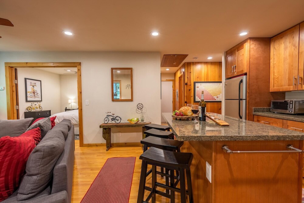 Vino Velo Retreat Redwoods Hot Tub Fire Table BBQ Game Room Fast WiFi Dog Friendly — hotel in Guerneville