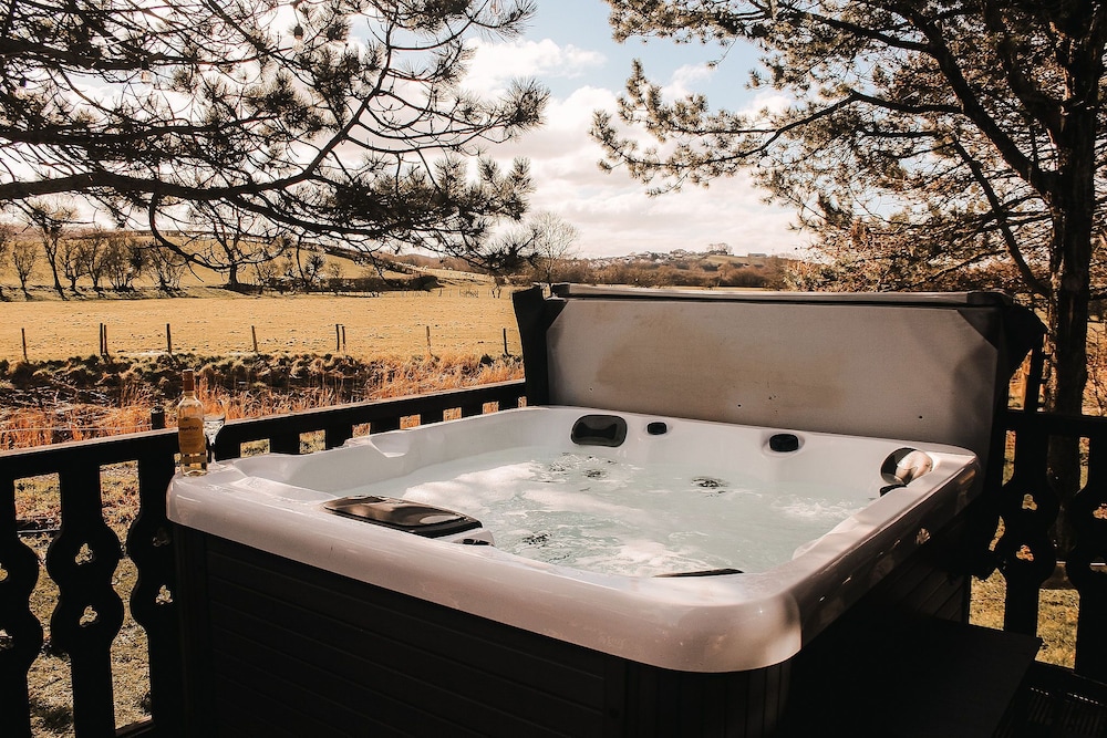 Keer Side Lodge Luxury lodge with private hot tub at Pine Lake Resort in Carnforth, United Kingdom