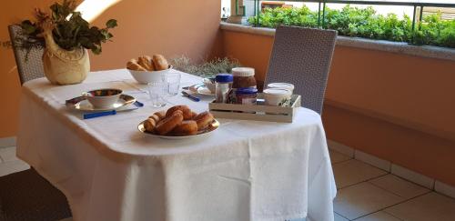 Cala Gavetta Nuovo Trilocale sul Porticciolo Turistico — 4-Star Luxury Hotel in La Maddalena, Italy