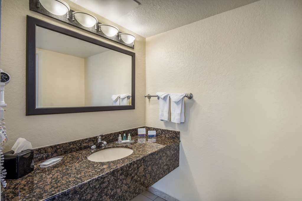 Clarion Inn & Suites Central Clearwater Beach - photo 12