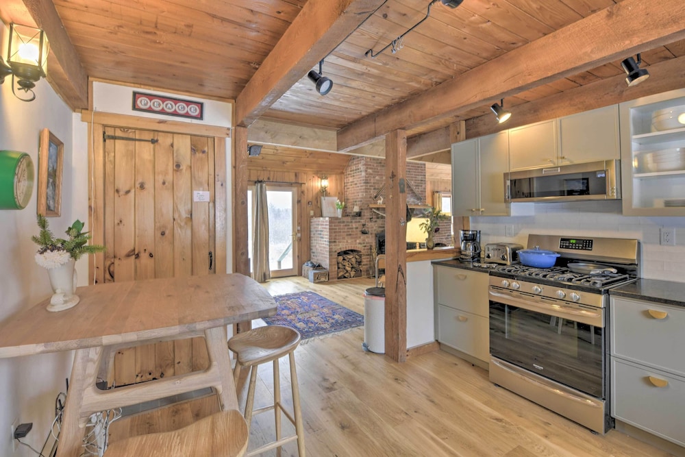 Upscale Montgomery Cabin Near Jay Peak Resort - photo 8