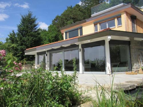 Ferienhaus hoch über dem Taubertal mit fantastischem Weitblick Dachterrasse 2000m2 großem Grundstück und Kamin — hotel in Lauda-Konigshofen