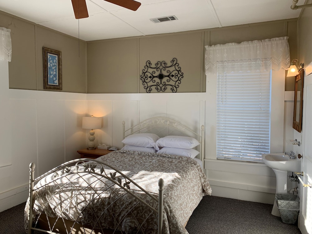 Woodbridge Inn & Tavern - photo 13