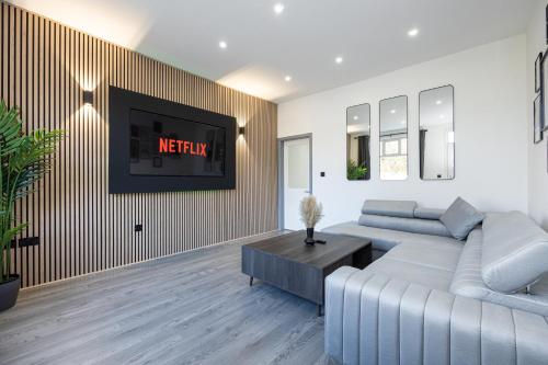 Bolton Cinema House Deluxe 2BR Retreat with Free Parking — 4-Star Luxury Hotel in Bolton, United Kingdom
