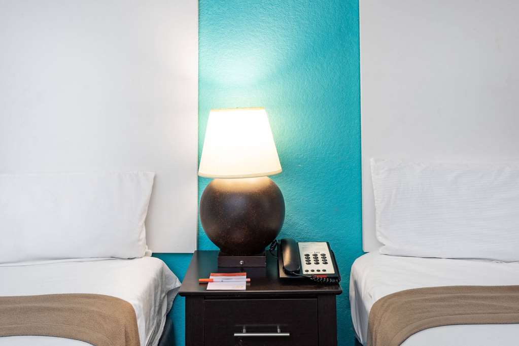 Howard Johnson by Wyndham Houston Hobby Airport - photo 24