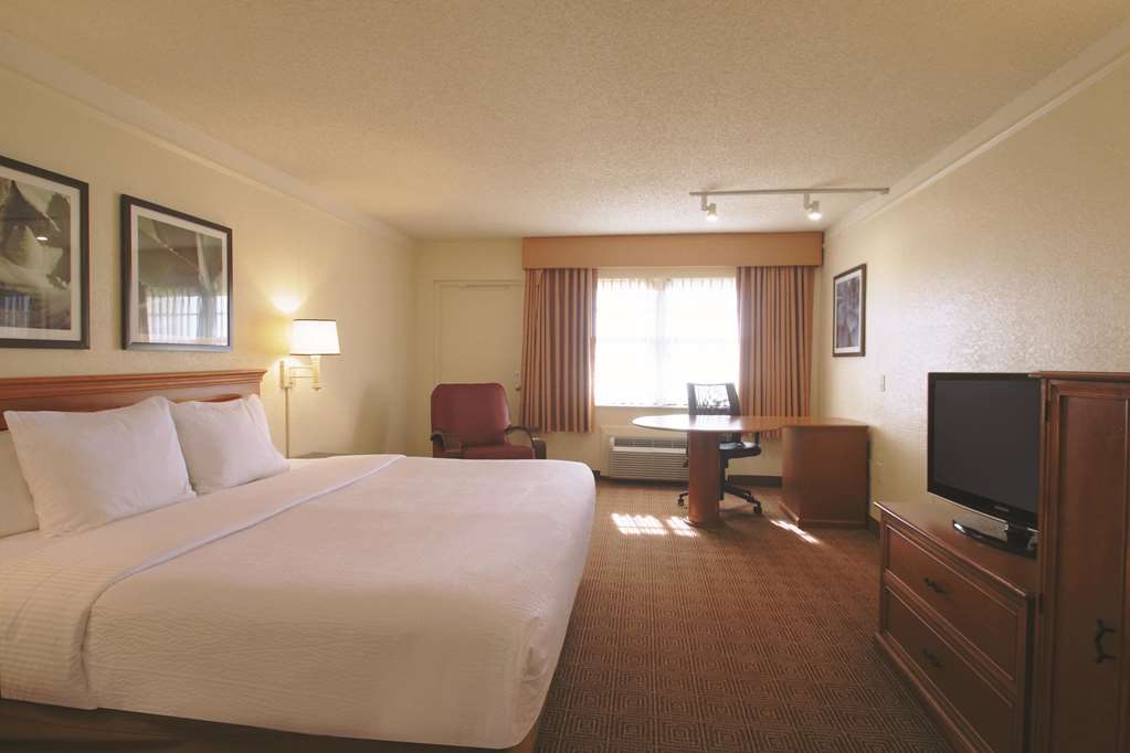 La Quinta Inn & Suites by Wyndham Coral Springs Univ Dr - photo 11