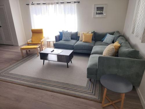Mid century rural ranch house minutes to the strip