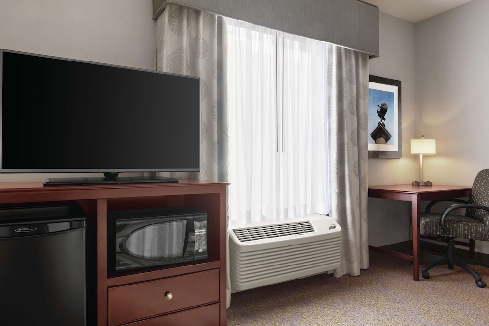 Hampton Inn & Suites Mishawaka South Bend at Heritage Square - photo 26