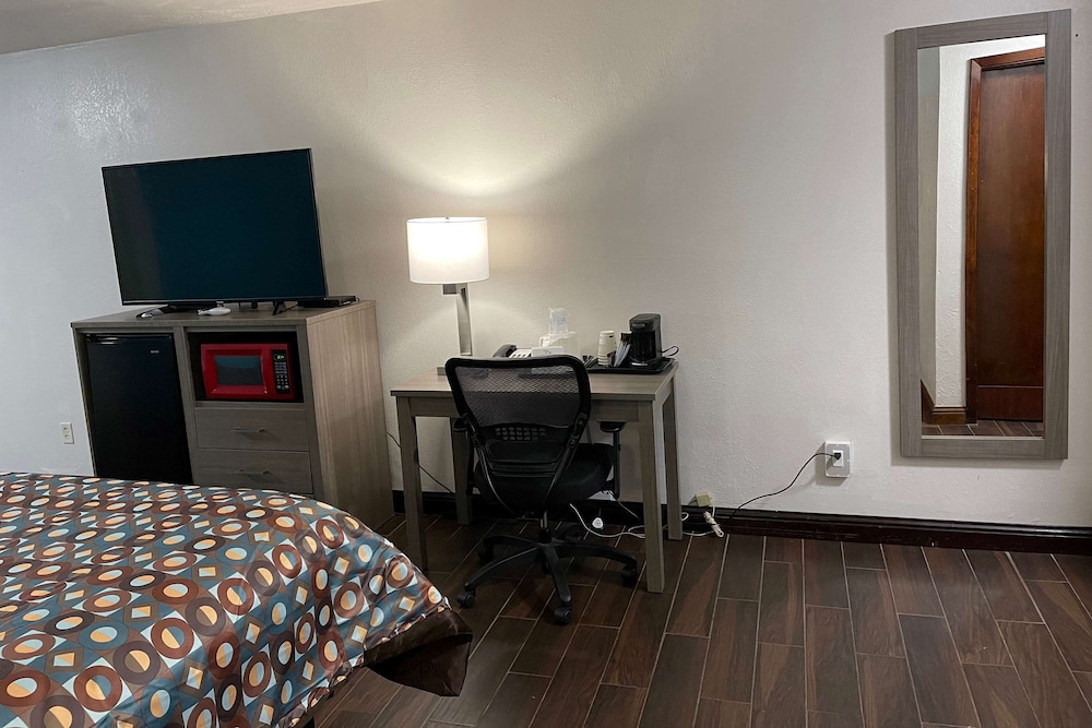 Baymont by Wyndham Bellevue Omaha - photo 11