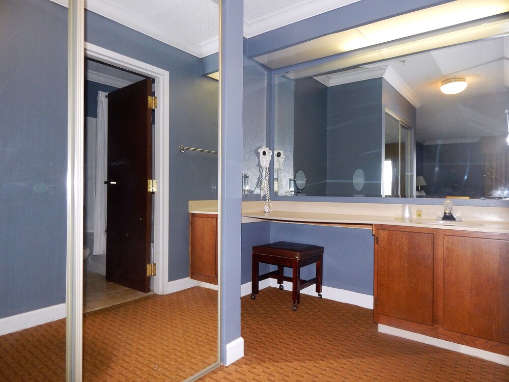 Richmond Suites Hotel - photo 29