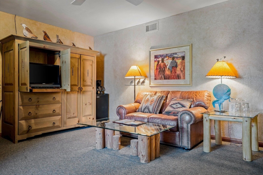 Adobe Village Southwest 1 Bedroom Apart Hotel by RedAwning - photo 2