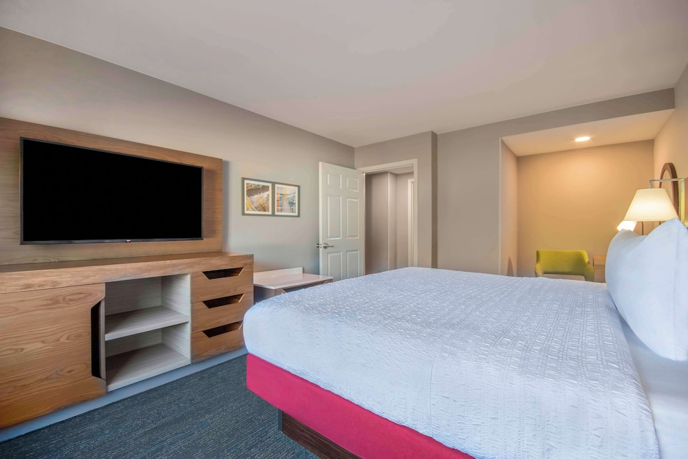 Hampton Inn East Aurora - photo 14