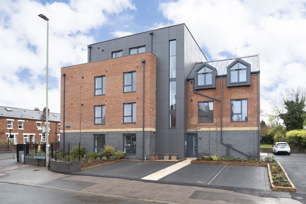 Elliot Oliver Stunning 3 Bedroom Penthouse With Large Terrace And Parking — 4-Star Luxury Hotel in Gloucester, United Kingdom