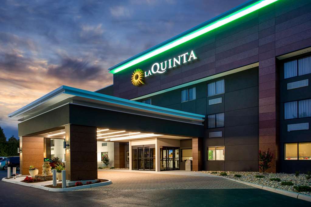 La Quinta Inn & Suites by Wyndham Roanoke Salem - featured photo