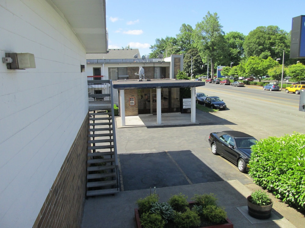 Travelers Inn by OYO Longview Kelso - photo 30