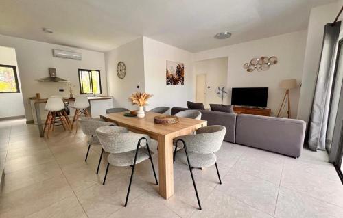 Coastal View 2 Apartments North — 4-Star Luxury Hotel in Grand Baie, Mauritius