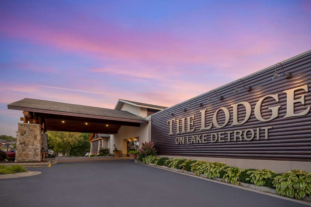 Best Western Premier The Lodge On Lake Detroit