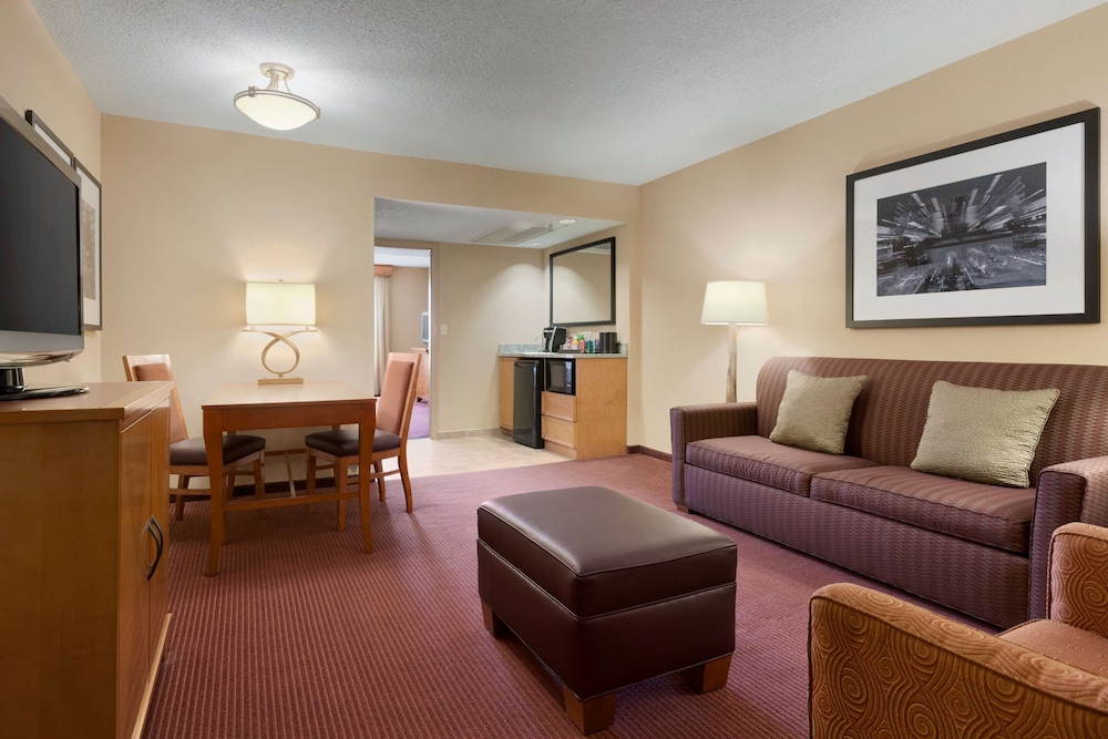 Embassy Suites by Hilton Kansas City International Airport - photo 34