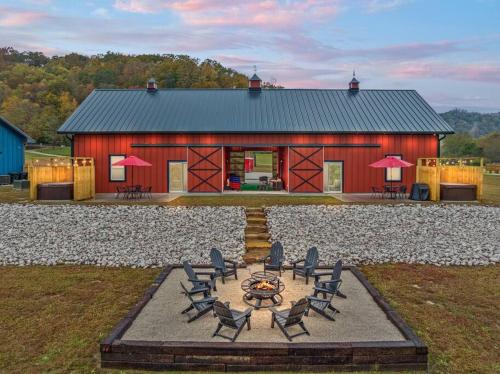 New Barndo Private River Access 2 Private Hot Tub — 4-Star Luxury Hotel in Stanton, United States