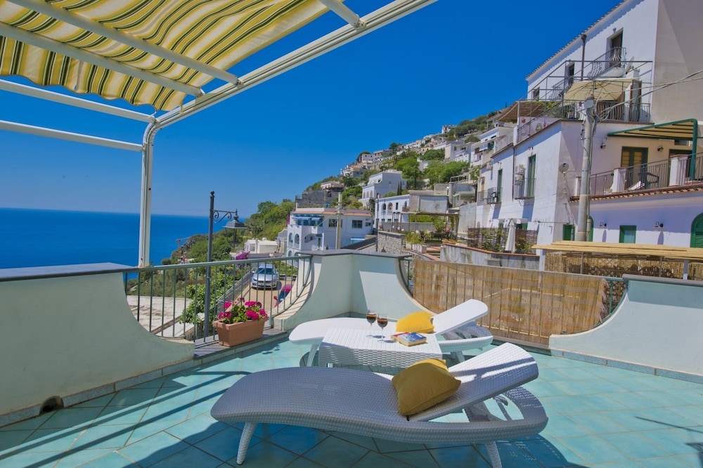 Moressa — 4-Star Luxury Hotel in Praiano, Italy