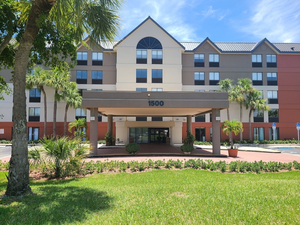Holiday Inn Express & Suites Ft. Lauderdale N Exec Airport by IHG - photo 63