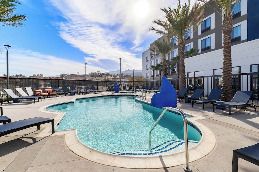 Hampton Inn & Suites by Hilton Corona - photo 40