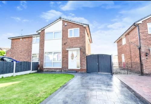 3 bed House Lovely & Modern — 4-Star Luxury Hotel in Whitefield, United Kingdom