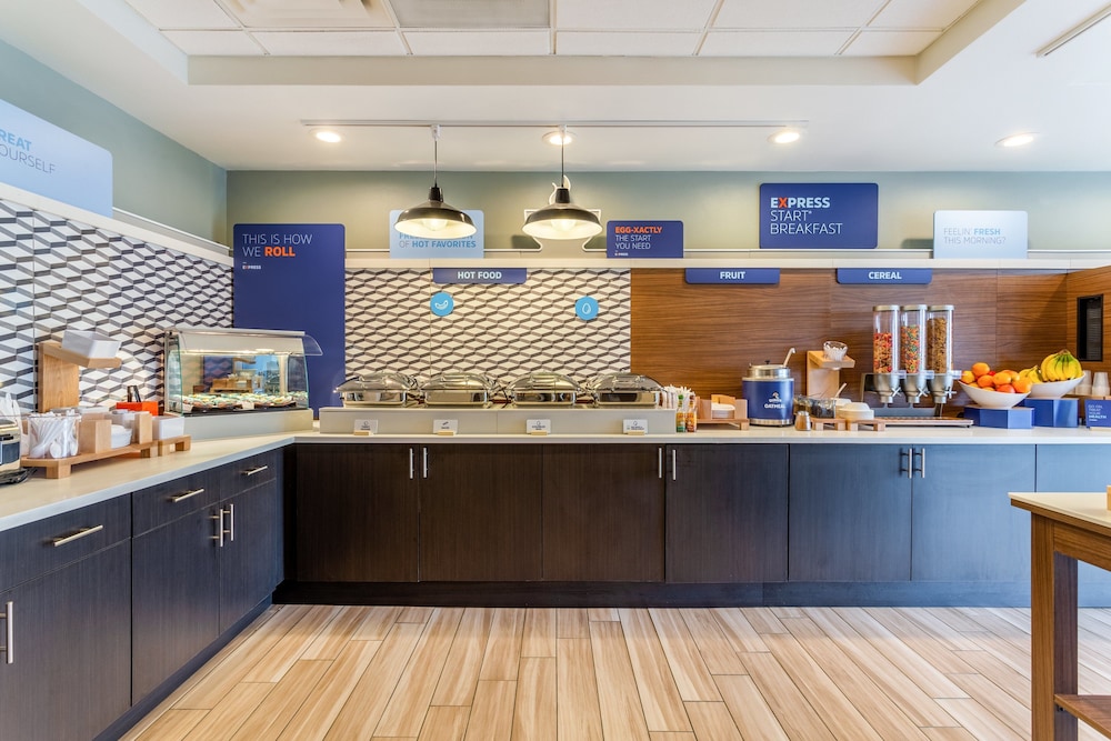 Holiday Inn Express & Suites Cedar Falls Waterloo by IHG - photo 26