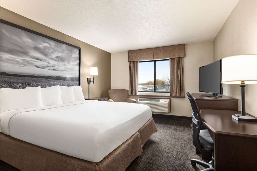 Super 8 by Wyndham Lincoln North - photo 26