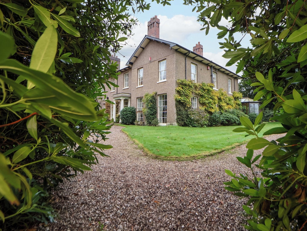 Parkfields House — 4-Star Luxury Hotel in Stoke-On-Trent, United Kingdom