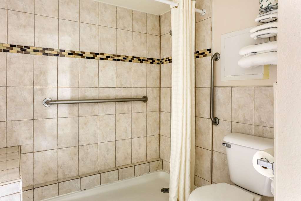 Econo Lodge Shorewood - photo 23