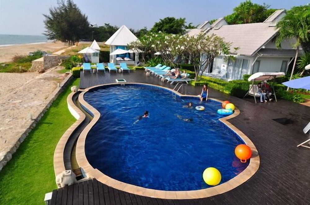 Blue Sky Resort - carbon neutral hotel in Phetchaburi