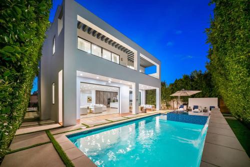 Luxurious Retreat Modern House with Pool — 4-Star Luxury Hotel in Los Angeles, United States