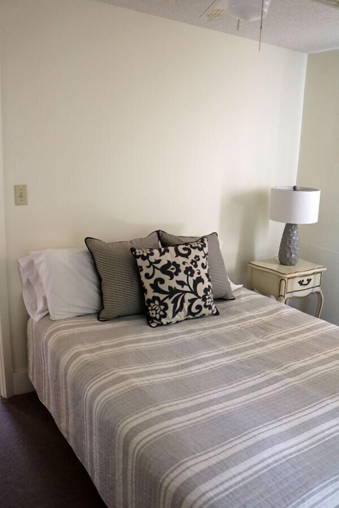 West Winds Motel & Cottages - photo 52